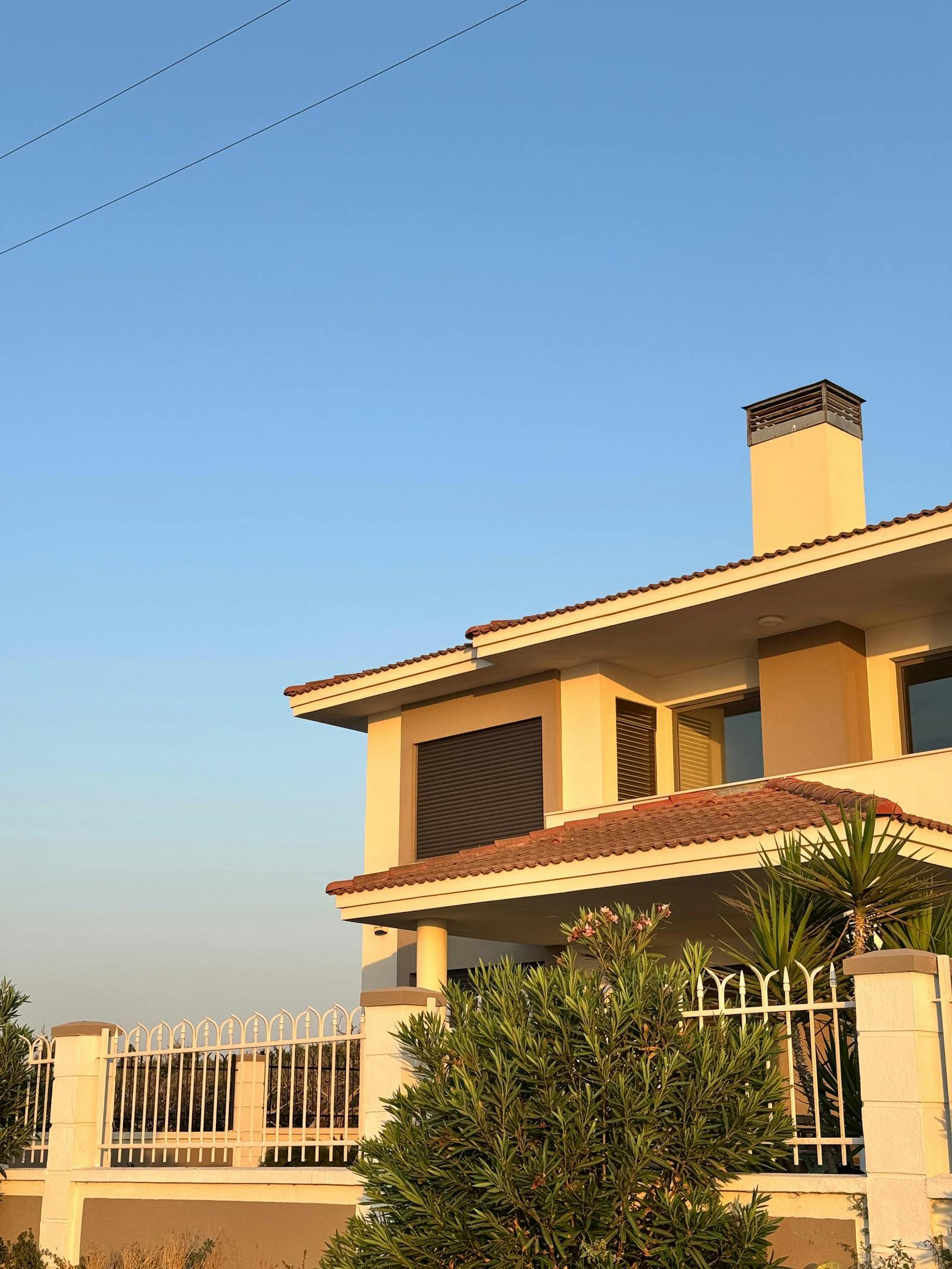 Eksterior rumah modern dengan pagar.
